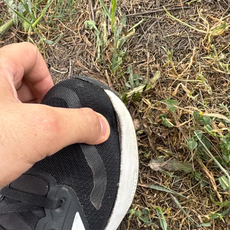 Adidas Ayakkabının Yanları Açılıyor