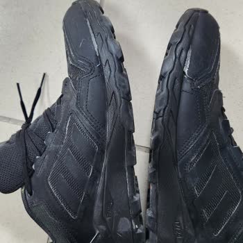 Adidas Ayakkabının 8 Ayda Yırtılması Şaşkınlık Yarattı