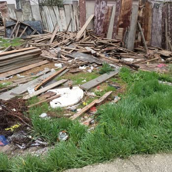 Çocukların Oyun Alanına Dökülen İnşaat Malzemeleri