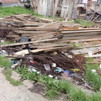 Çocukların Oyun Alanına Dökülen İnşaat Malzemeleri