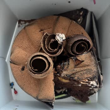 Ekşi Kremalı Pasta Ve Yetersiz Müşteri Hizmeti