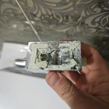 Creavit Klozet Kapağı Menteşeleri Kırıldı Ve Yedek Parça Bulunamıyor