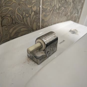 Creavit Klozet Kapağı Menteşeleri Kırıldı Ve Yedek Parça Bulunamıyor