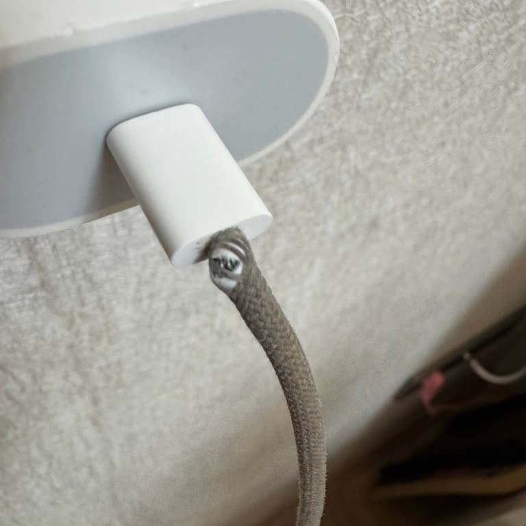 Apple 15 Pro Şarj Kablosu Kısa Sürede Hasar Gördü