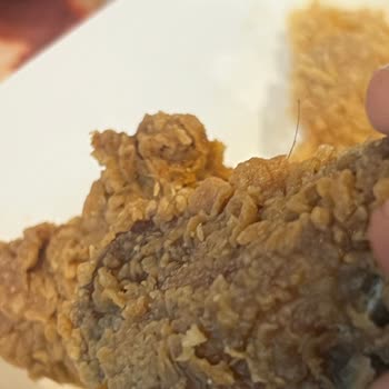 Popeyes'te Kanatta Saç Ve Yavaş Hizmet Sorunu