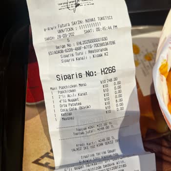 Popeyes'te Kanatta Saç Ve Yavaş Hizmet Sorunu