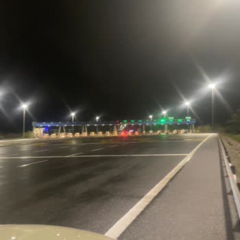 Yolda Kaza Parçaları Yüzünden Patlayan Lastik