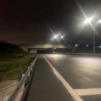 Yolda Kaza Parçaları Yüzünden Patlayan Lastik
