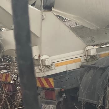 Boltek Makine Yasak Olduğu Halde Kapımızın Önüne Park Ediyor