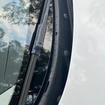 BMW 116i Ön Cam Fitil Sorunu: Ücretsiz Değişim Beklentisi