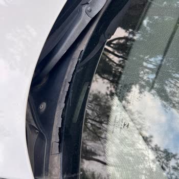 BMW 116i Ön Cam Fitil Sorunu: Ücretsiz Değişim Beklentisi