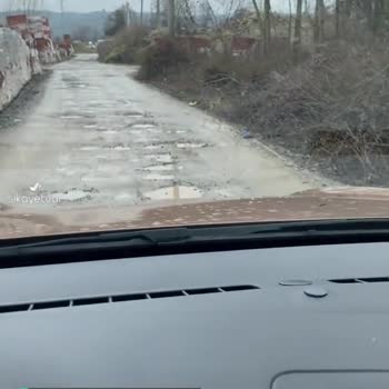 Karasu Belediyesi Bari Yolları Yap! Yapamıyorsan Bir Mıcır At!