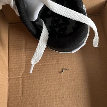 Çivili Ayakkabı Şoku: Satıcıdan İlgisiz Yaklaşım