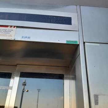 Zincirlikuyu Metrobüs Durağındaki Asansör Tehlikesi