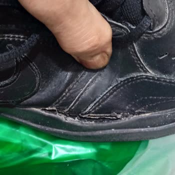 Nike Schuhe Kleber löst sich nach 2 Monaten, Deichmann erkennt keinen Produktionsfehler