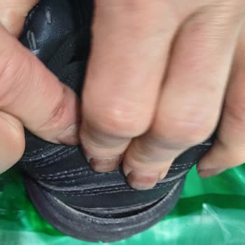 Nike Schuhe Kleber löst sich nach 2 Monaten, Deichmann erkennt keinen Produktionsfehler