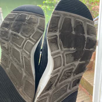 Skechers Schuhe nach 50 Tragen mit abgenutzten Sohlen, Kundenfehler abgelehnt