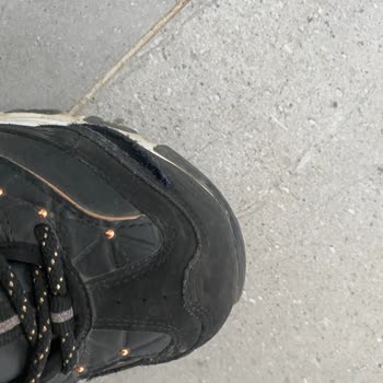 Skechers Dynamight 2 Sohle und Seiten rissen nach weniger als einem Jahr