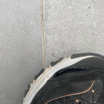 Skechers Dynamight 2 Sohle und Seiten rissen nach weniger als einem Jahr