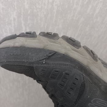 Skechers Schuhe Modell, 3-4 Monate Nutzung, Risse, Umtauschanfrage abgelehnt