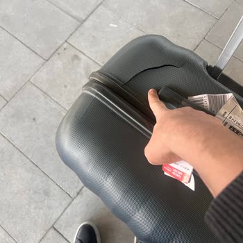 Kırılan Valiz İçin Yanıt Bekleyen Yolcu