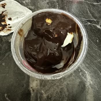 Eker Profiterol Tatlısında Eksik Kek Ve Şekil Bozukluğu