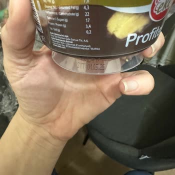 Eker Profiterol Tatlısında Eksik Kek Ve Şekil Bozukluğu