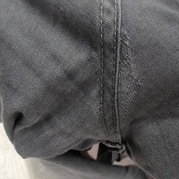 DeFacto Pantolonunda Beklenmedik Yırtılma