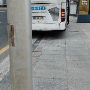 Otobüs Durağının Sürekli İşgali Yolcuları Mağdur Ediyor