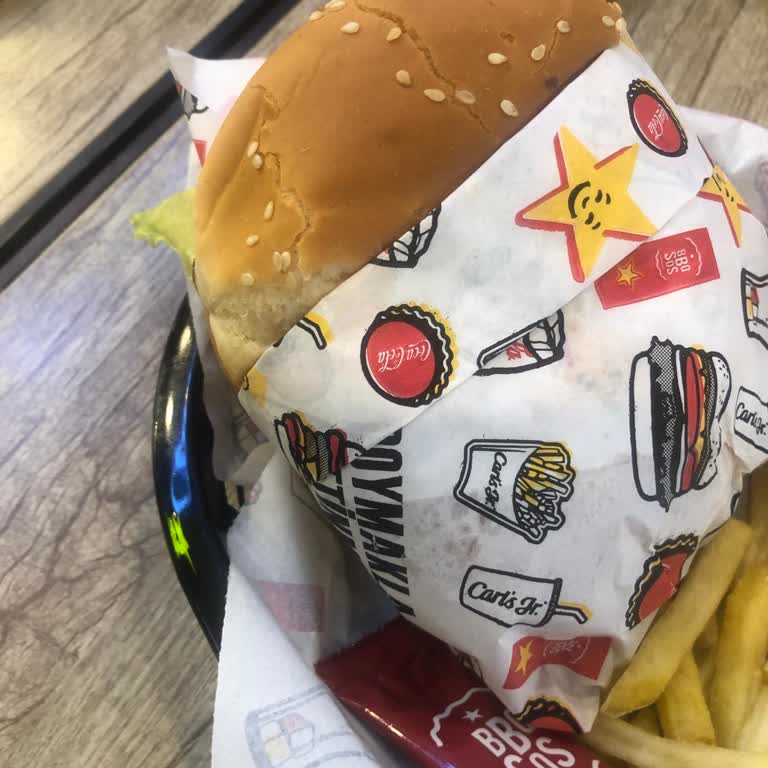 Kasadaki Saygısızlık: Göz Deviren Çalışan Ve Fırlatılan Yemek