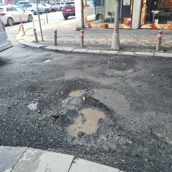 Güngören Kınalı Caddesi'ndeki Çukurlar Tehlike Saçıyor