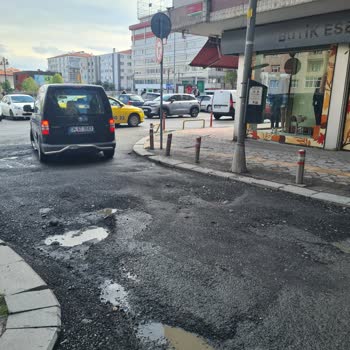 Güngören Kınalı Caddesi'ndeki Çukurlar Tehlike Saçıyor