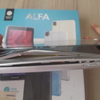 Tablet Şişti Ve Ekranı Kırıldı: Hometech'ten Acil Değişim Talebi