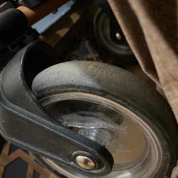Bebek Arabası Tekerleği Kırıldı Ve Yedek Parça Bulunamıyor