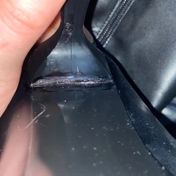 Bambi Deri Mağazasında Hayal Kırıklığı: Çizme Tamiri Sorunu
