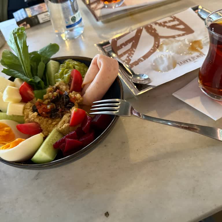 Komşu Kahve'de Hayal Kırıklığı: Bozuk Avokado Ve Pahalı Su