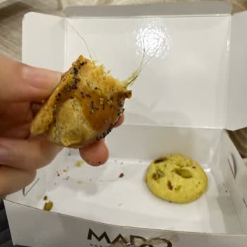 Mado'da Hijyen Sorunu: Dereotlu Poğaçadan Çıkan İpler