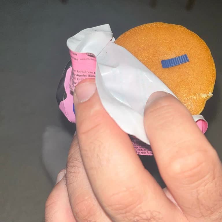 Eti Süt Burgerde Plastik Parça Şoku