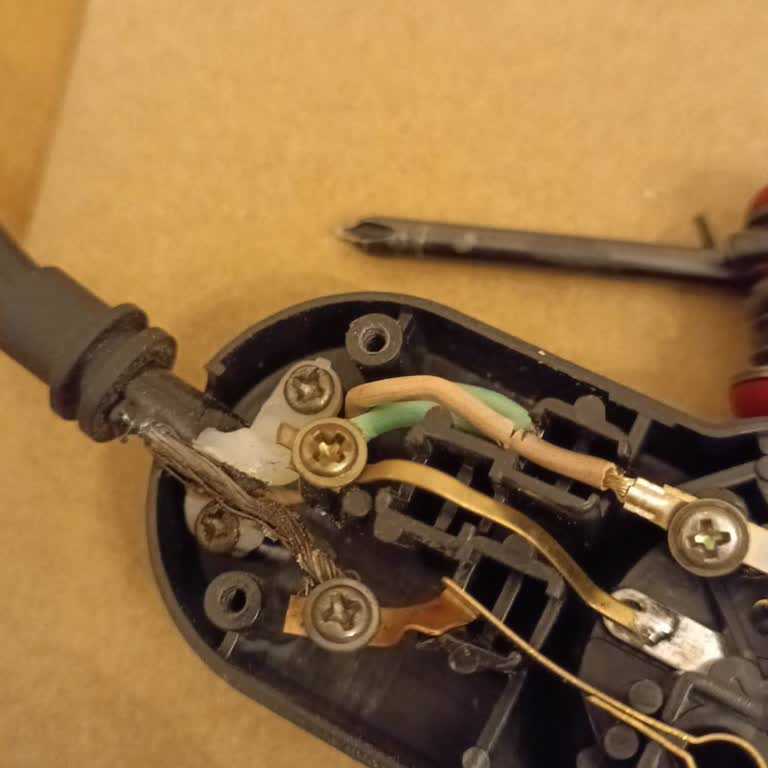 A101 Yanıltıcı Ürün: Akım Korumalı Priz Değil, Düz Priz!