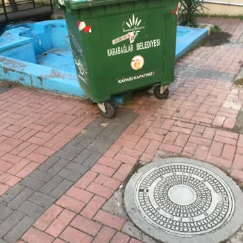 Yanlış Park Edilen Araç Yüzünden Alınamayan Çöp Konteyneri