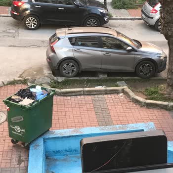 Yanlış Park Edilen Araç Yüzünden Alınamayan Çöp Konteyneri