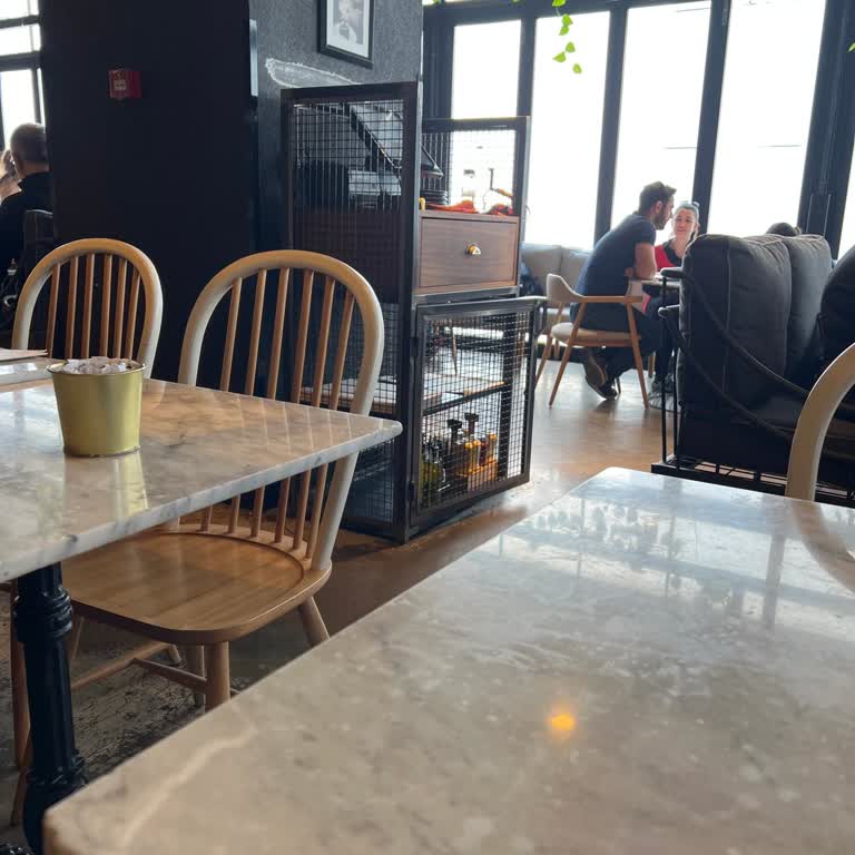 Cam Parçasıyla Tehlikeli Kahvaltı Deneyimi