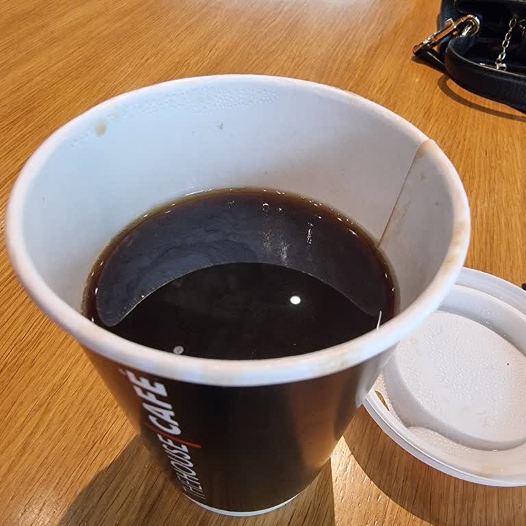 The House Cafe Yarım Kalan Kahve Ve Yanık Koku Şikayeti