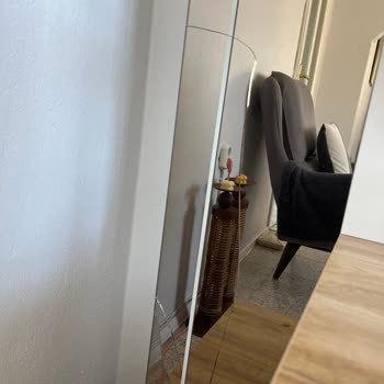 Kırık TV Ünitesi Ve İletişimsizlik Sorunu