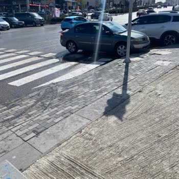 Gimsa Market Önündeki Tehlikeli Kaldırım Sorunu
