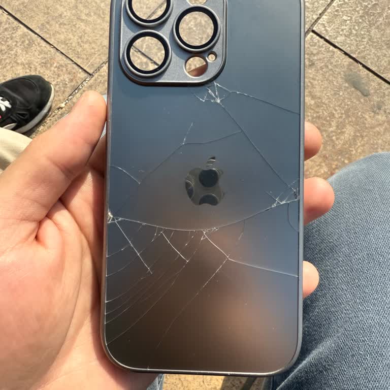 Kırılgan Kılıf: 16 Pro İçin Hayal Kırıklığı