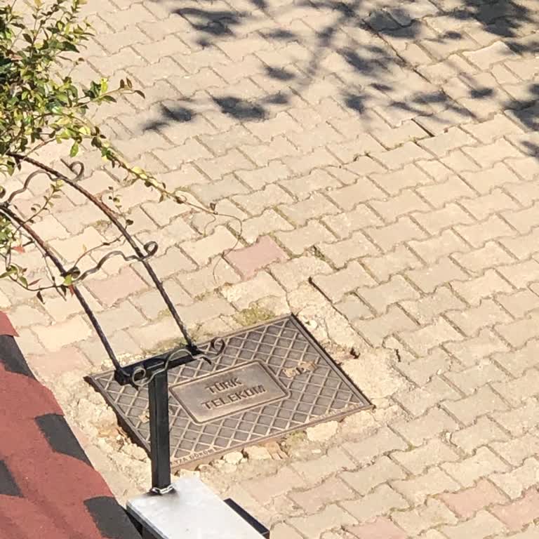 Türk Telekom Rögar Kapağı Tehlike Saçıyor