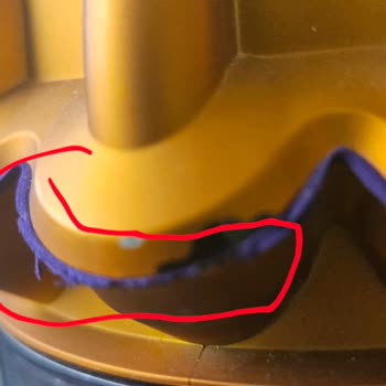 Dyson V15 Süpürgemde Plastik Soyulma Ve Lastik Yırtılma Sorunu