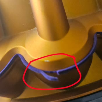 Dyson V15 Süpürgemde Plastik Soyulma Ve Lastik Yırtılma Sorunu