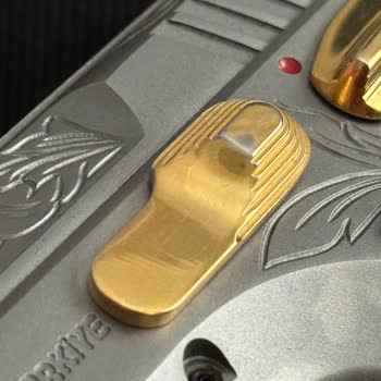 Altın İşlemeli Silahın Boyası Dökülüyor